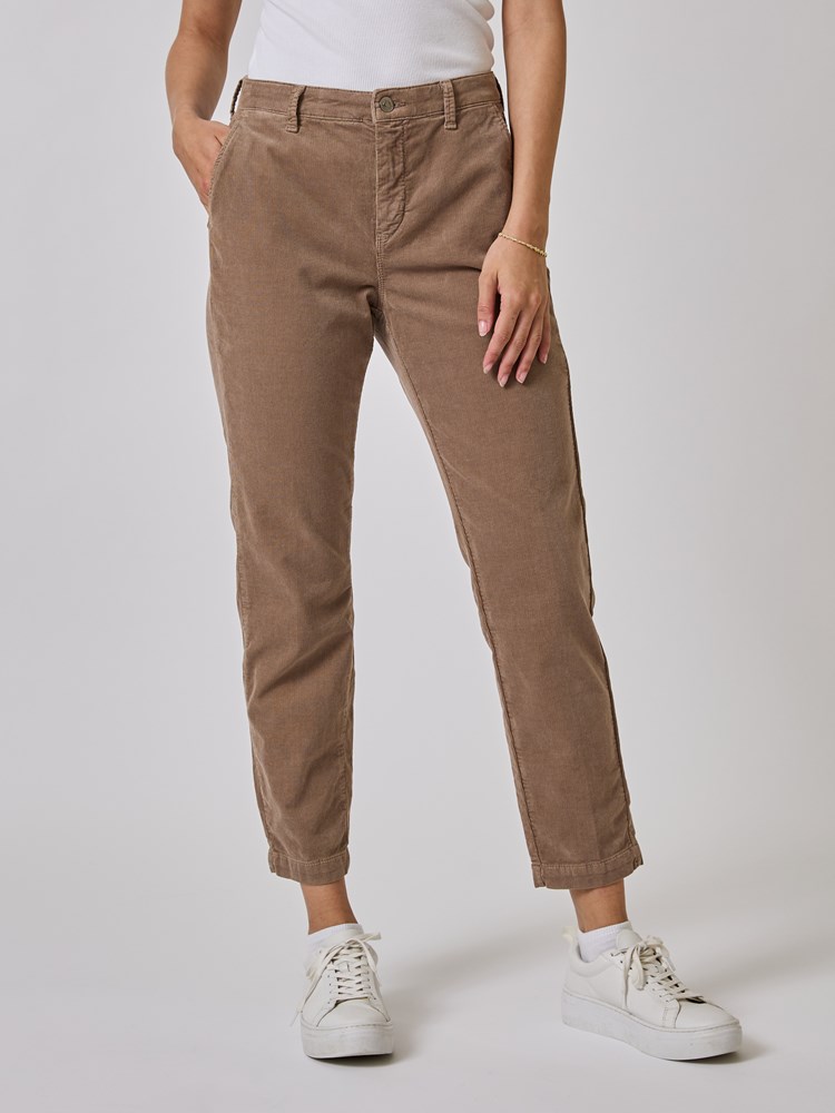 Chino 7252900_AJY-MAC-W24-Modell-Front_chn=vic_7936_Chino AJY_Chino AJY 7252900.jpg_Front||Front