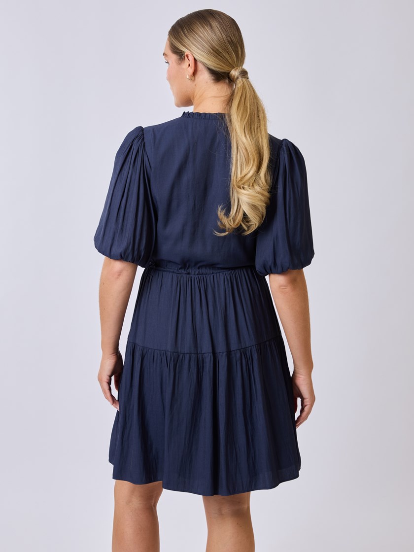 7253039 EM1 7253039_EM1-RICCO VERO-S25-Modell-Back_chn=vic_8211_Sandy kjole EM1.jpg_Back||Back