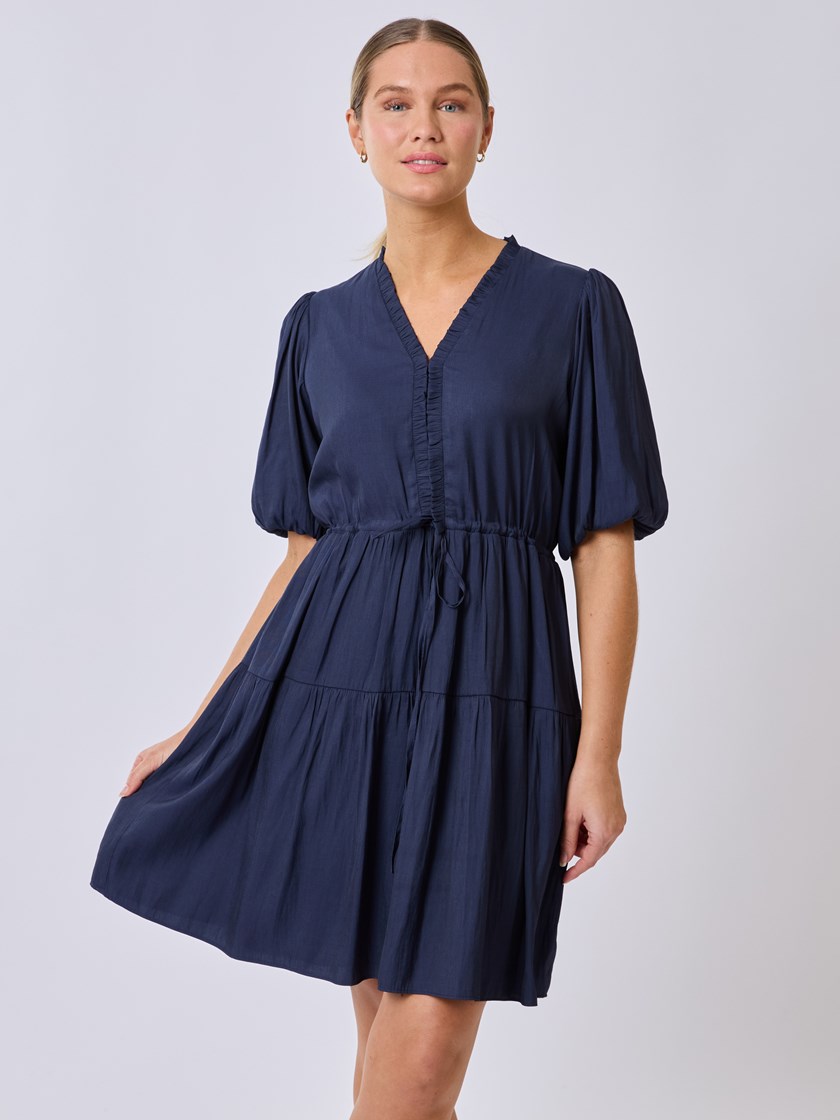 7253039 EM1 7253039_EM1-RICCO VERO-S25-Modell-Front_chn=vic_5035_Sandy kjole EM1.jpg_Front||Front