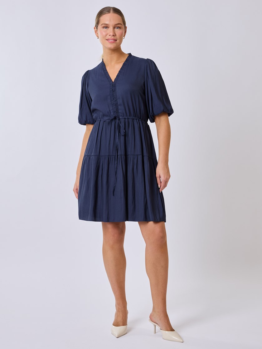7253039 EM1 7253039_EM1-RICCO VERO-S25-Modell-Front_chn=vic_5759_Sandy kjole EM1.jpg_Front||Front