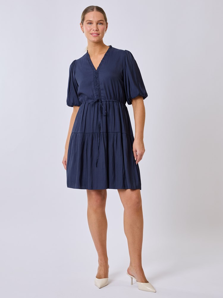 Sandy kjole 7253039_EM1-RICCO VERO-S25-Modell-Front_chn=vic_5759_Sandy kjole EM1_Sandy kjole EM1 7253039.jpg_Front||Front
