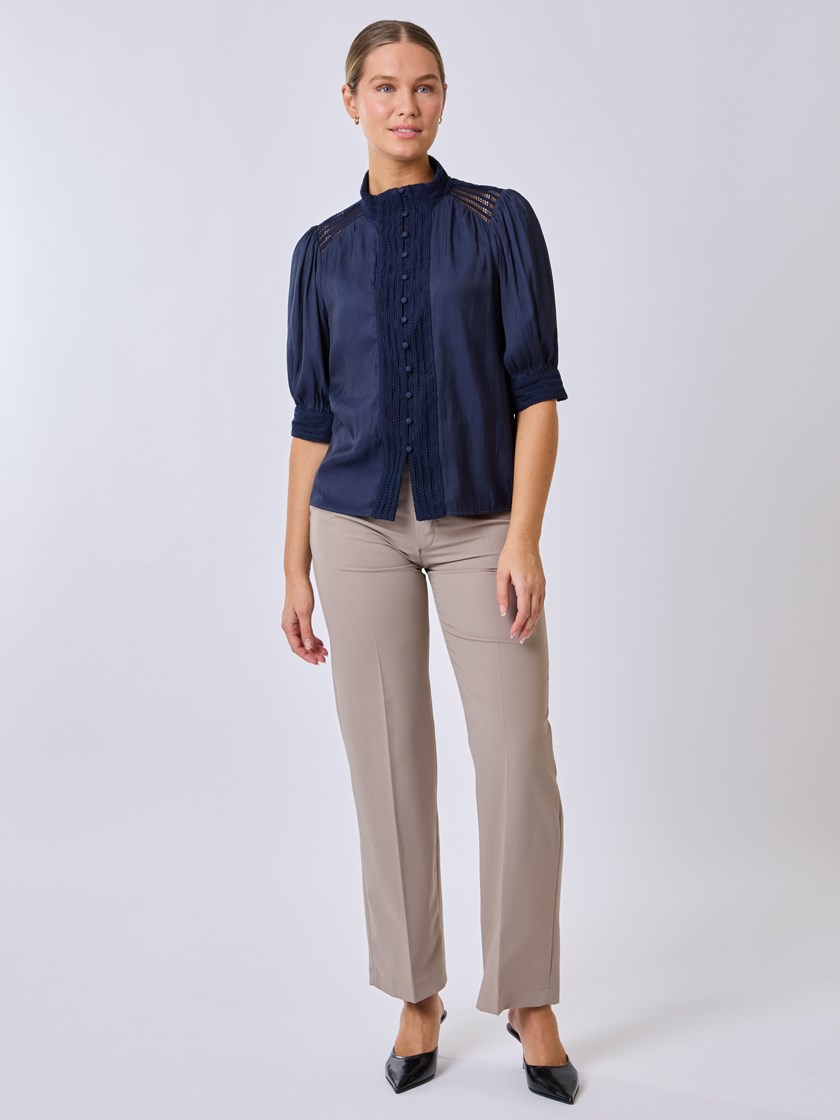 7253041 EM1 7253041_EM1-RICCO VERO-S25-Modell-Front_chn=vic_2867_Lucile lace bluse EM1.jpg_Front||Front