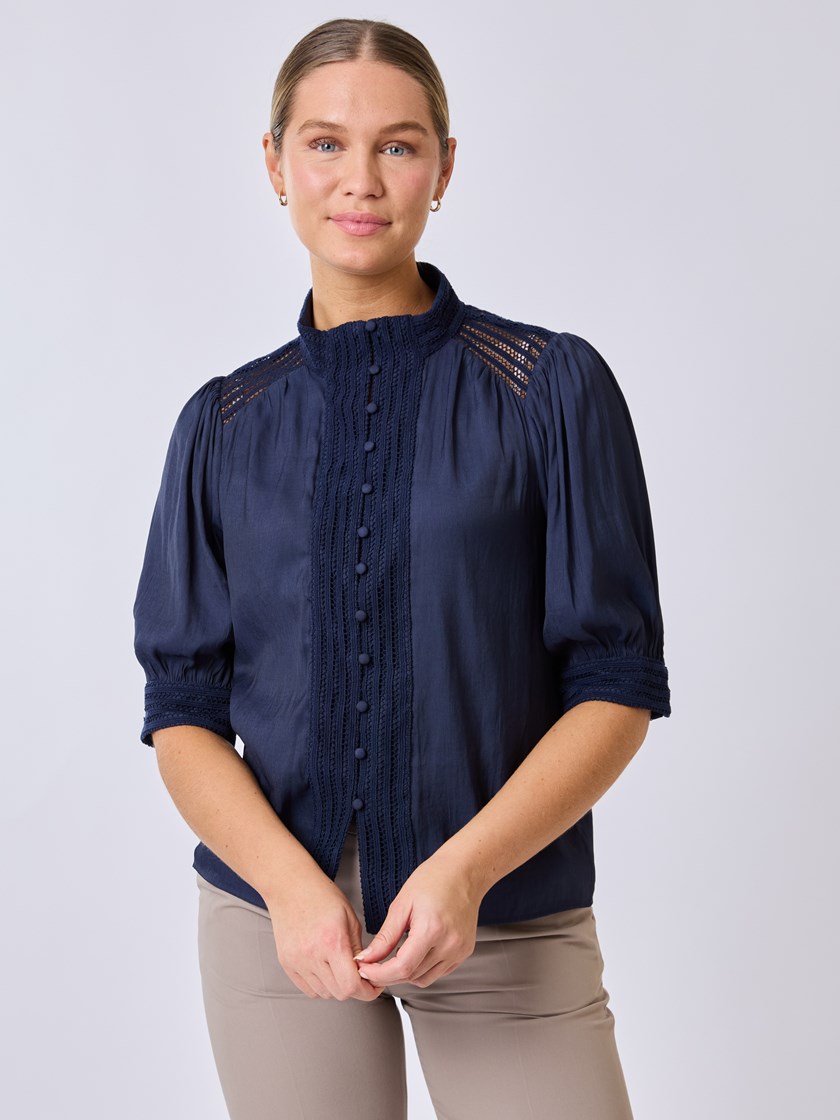 7253041 EM1 7253041_EM1-RICCO VERO-S25-Modell-Front_chn=vic_8183_Lucile lace bluse EM1.jpg_Front||Front