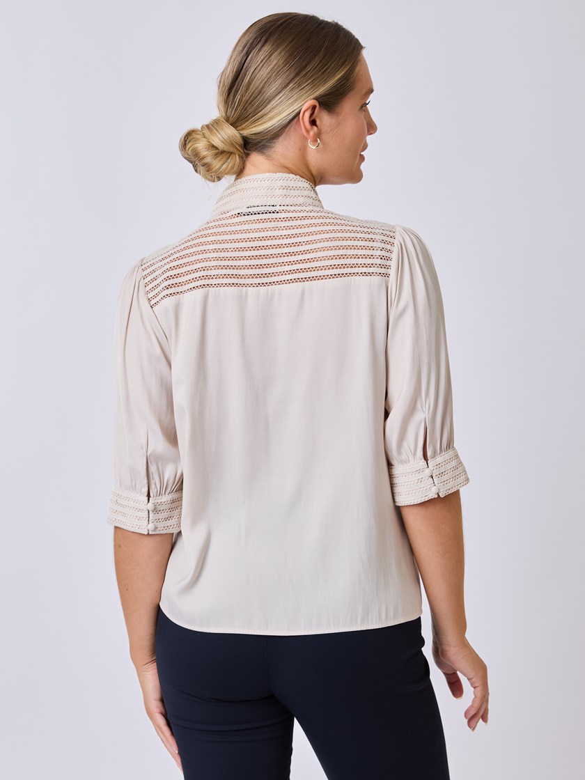 7253041 O79 7253041_O79-RICCO VERO-S25-Modell-Back_chn=vic_8226_Lucile lace bluse O79.jpg_Back||Back