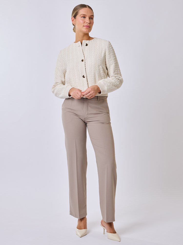Elba jakke 7253043_O79-RICCO VERO-S25-Modell-Front_chn=vic_6909_Elba jakke O79.jpg_Front||Front