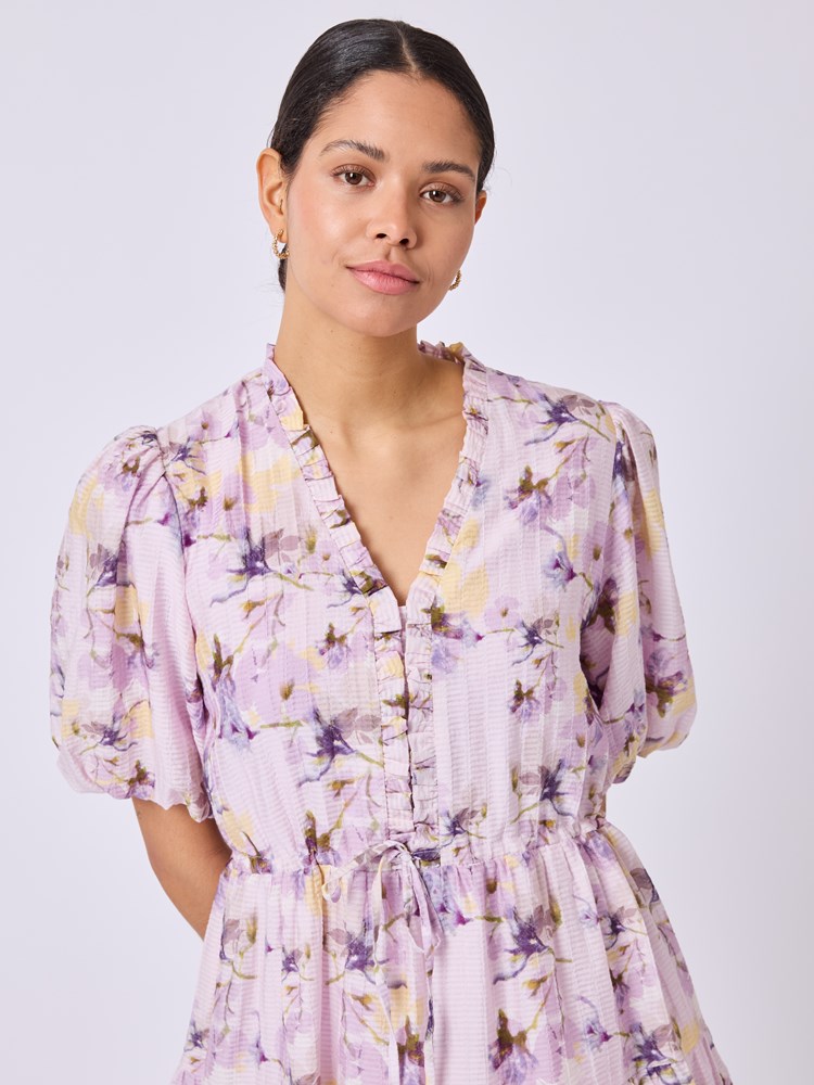 Sandy kjole 7253089_MIM-RICCO VERO-H25-Modell-Front_chn=vic_5749_Sandy kjole MIM_Sandy kjole MIM 7253089.jpg_Front||Front
