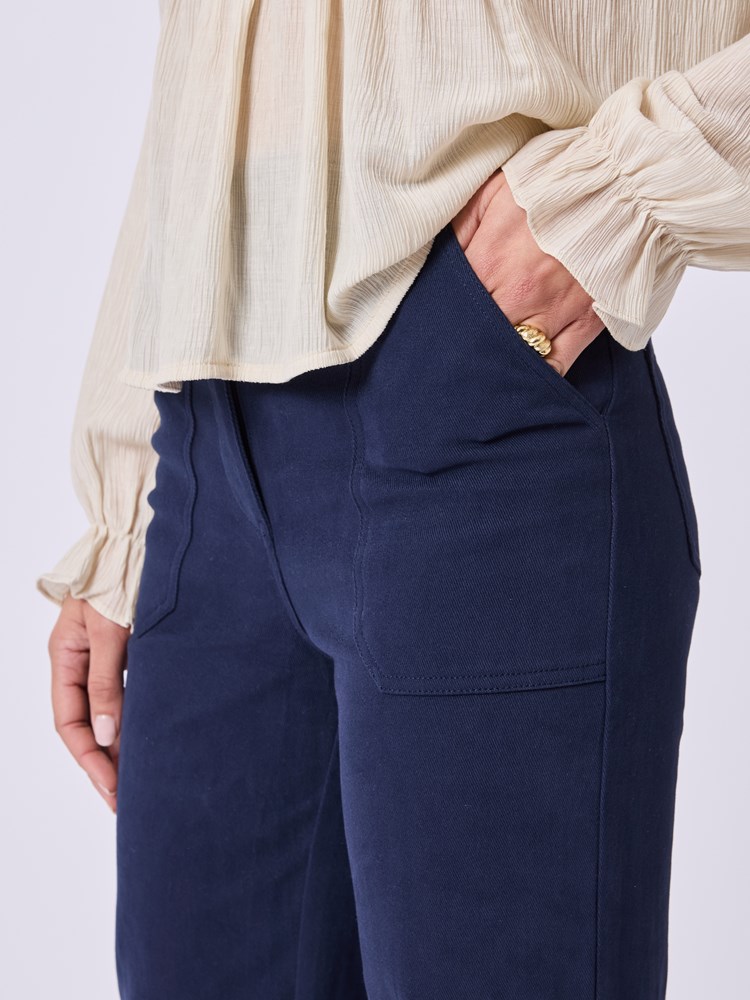 Bess Trouser 7253093_EM1-RICCO VERO-S25-details_chn=vic_5811_Bess Trouser EM1_Bess Trouser EM1 7253093.jpg_