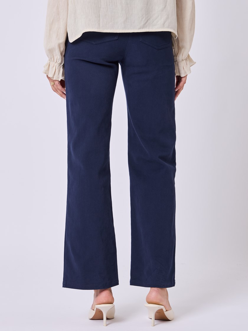7253093 EM1 7253093_EM1-RICCO VERO-S25-Modell-Back_chn=vic_2416_Bess Trouser EM1.jpg_Back||Back