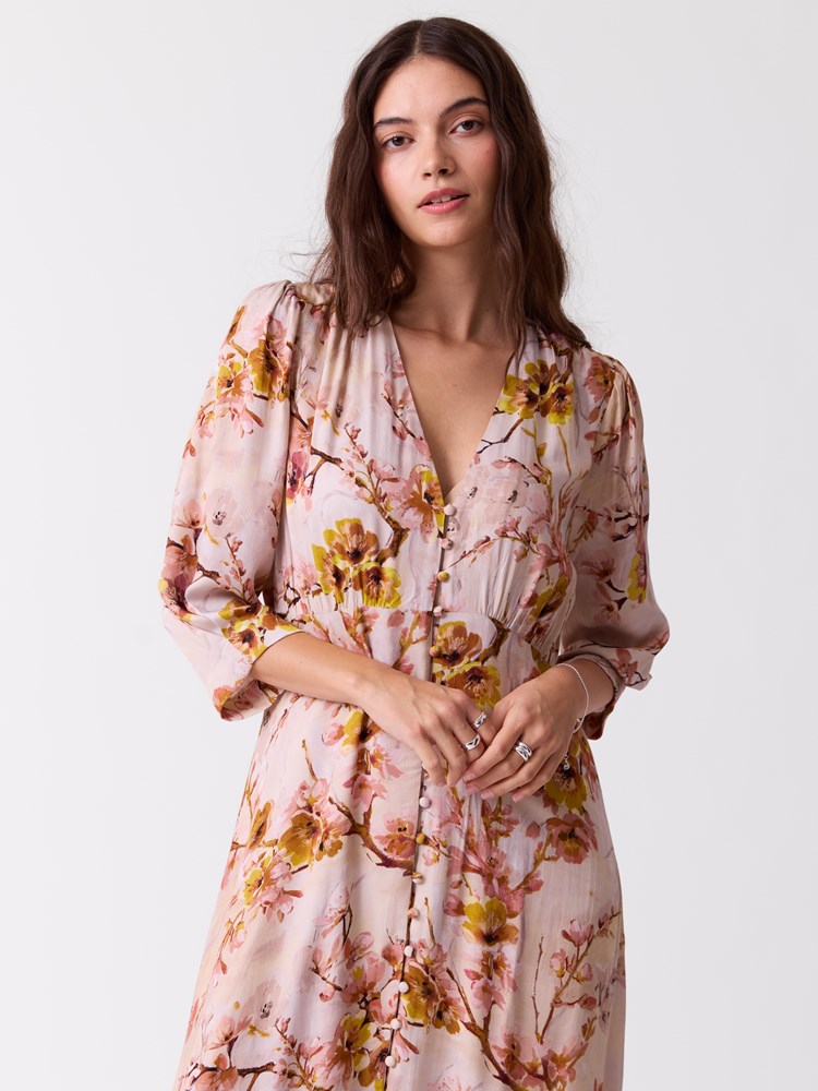 Sorrento Dress 7253712_MJQ-RICCO VERO-S26-Modell-Front_chn=vic_5921_Sorrento Dress MJQ_Sorrento Dress MJQ 7253712.jpg_