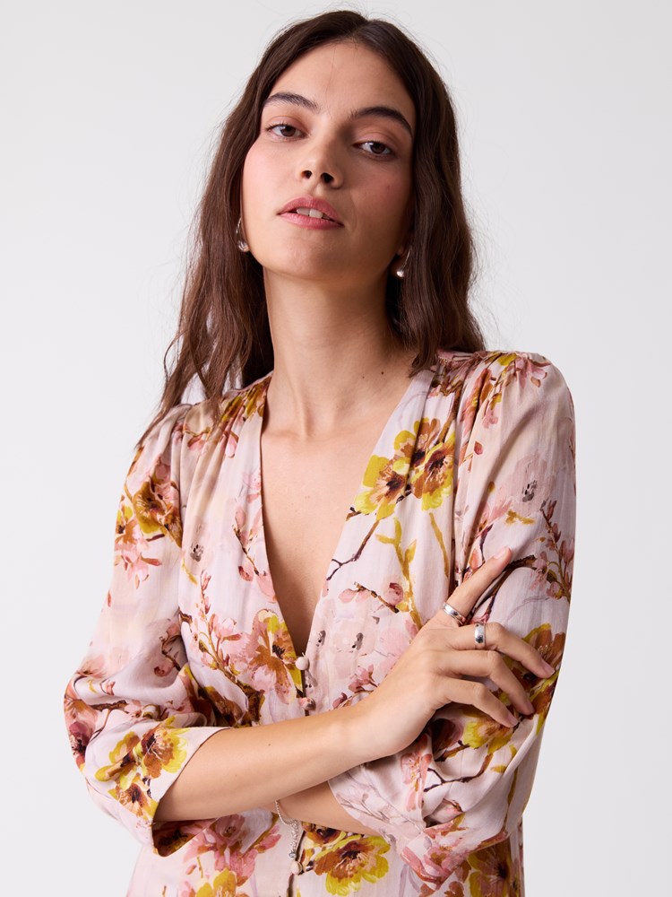 Sorrento Dress 7253712_MJQ-RICCO VERO-S26-Modell-Front_chn=vic_820_Sorrento Dress MJQ_Sorrento Dress MJQ 7253712.jpg_