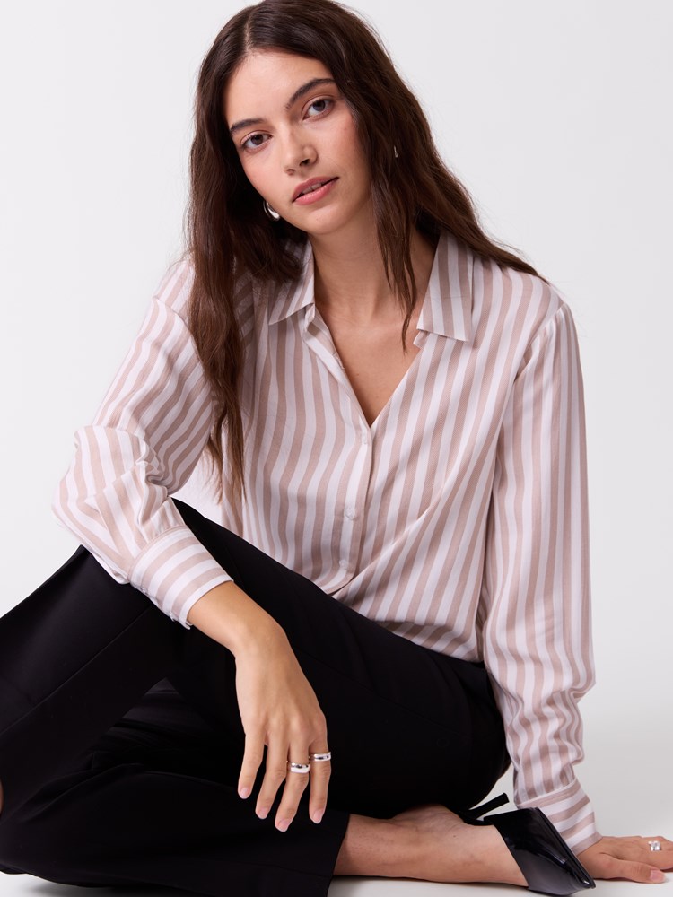 Stina Shirt 7253713_O68-RICCO VERO-S26-Modell-Front_chn=vic_5211_Stina Shirt O68_Stina Shirt O68 7253713.jpg_