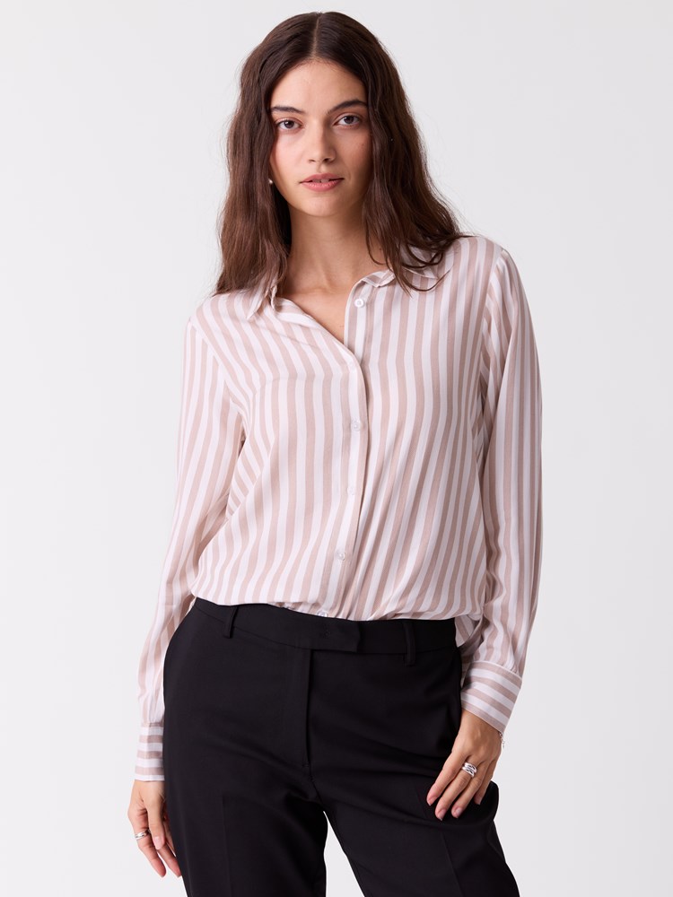 Stina Shirt 7253713_O68-RICCO VERO-S26-Modell-Front_chn=vic_7678_Stina Shirt O68_Stina Shirt O68 7253713.jpg_