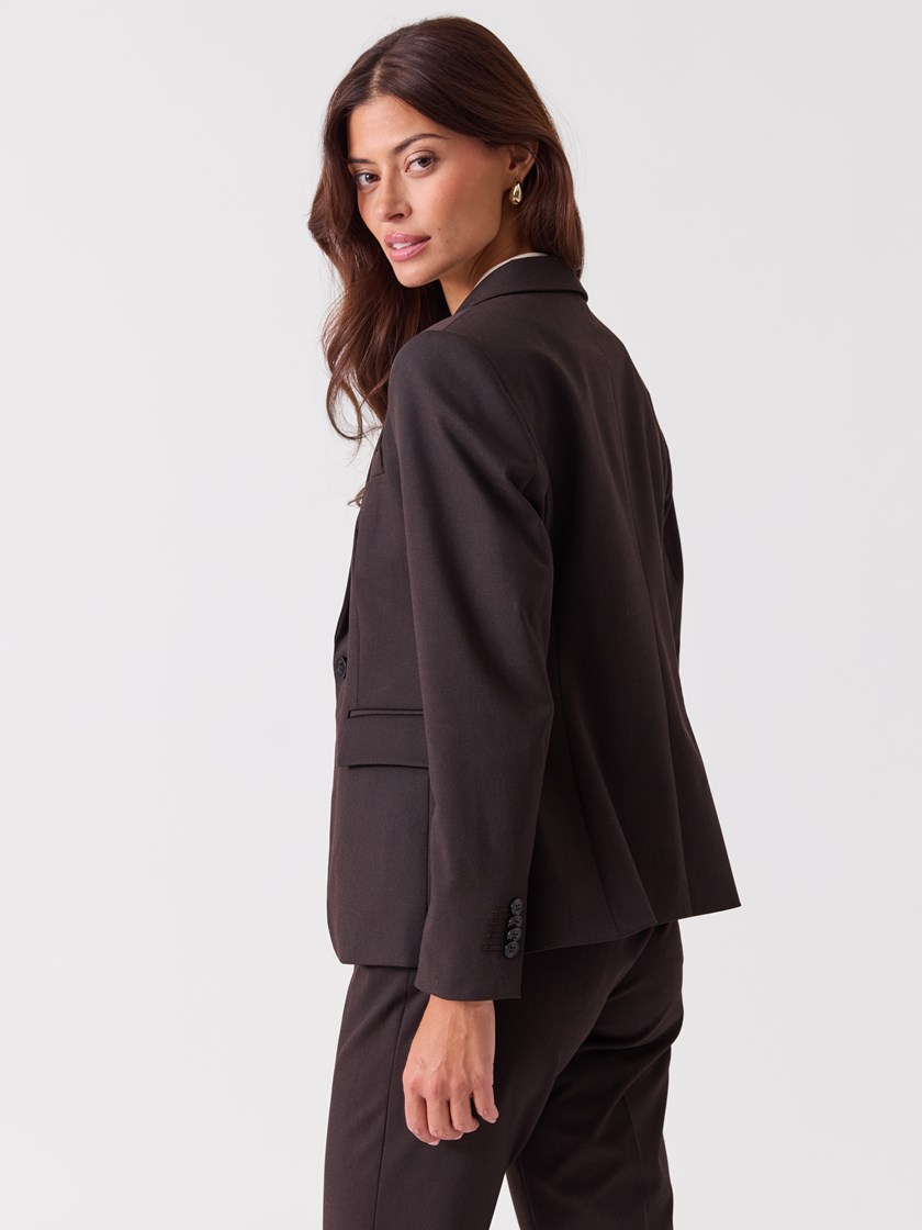 7253935 AIU 7253935_AIU-RICCO VERO-A26-Modell-Front_chn=vic_4829_Beth Blazer AIU.jpg_Front||Front
