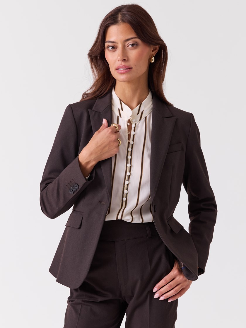 7253935 AIU 7253935_AIU-RICCO VERO-A26-Modell-Front_chn=vic_609_Beth Blazer AIU.jpg_Front||Front