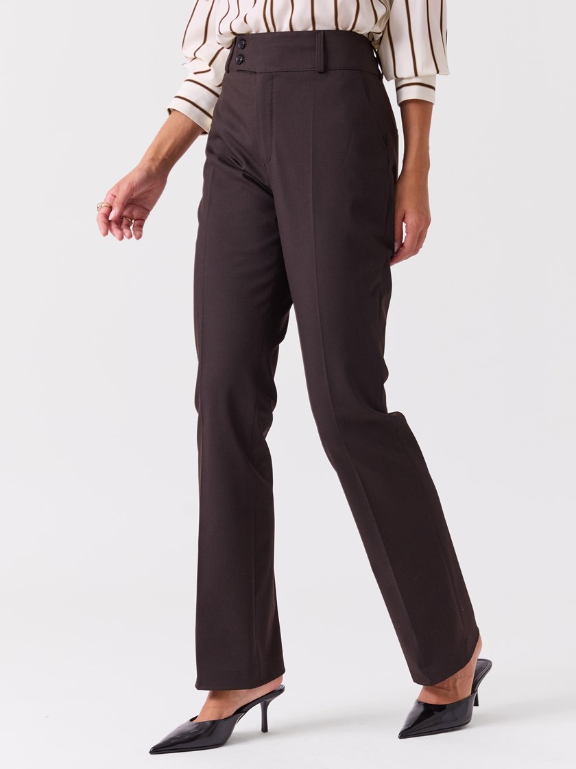 7253936 AIU 7253936_AIU-RICCO VERO-A26-Modell-Front_chn=vic_3834_High Waist Trouser AIU.jpg_Front||Front