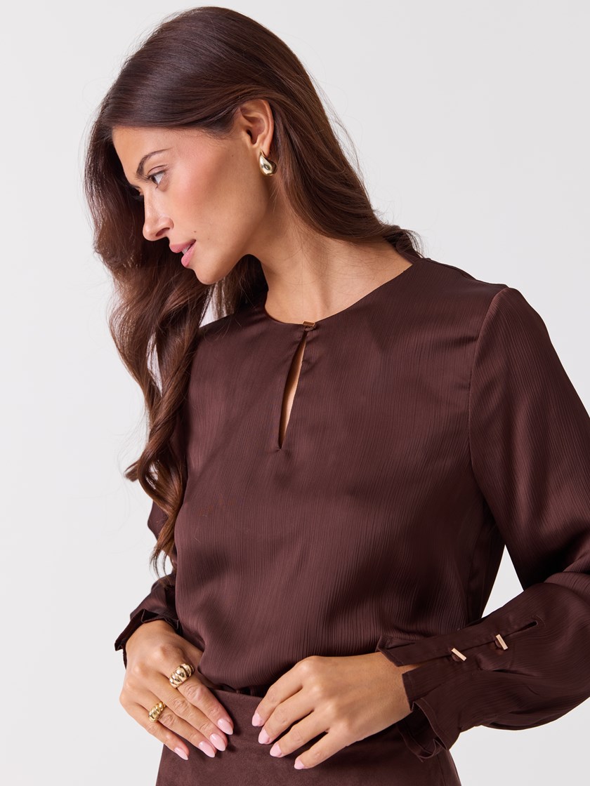 7253939 AIU 7253939_AIU-RICCO VERO-A26-Modell-Front_chn=vic_1969_Millie Blouse AIU.jpg_Front||Front