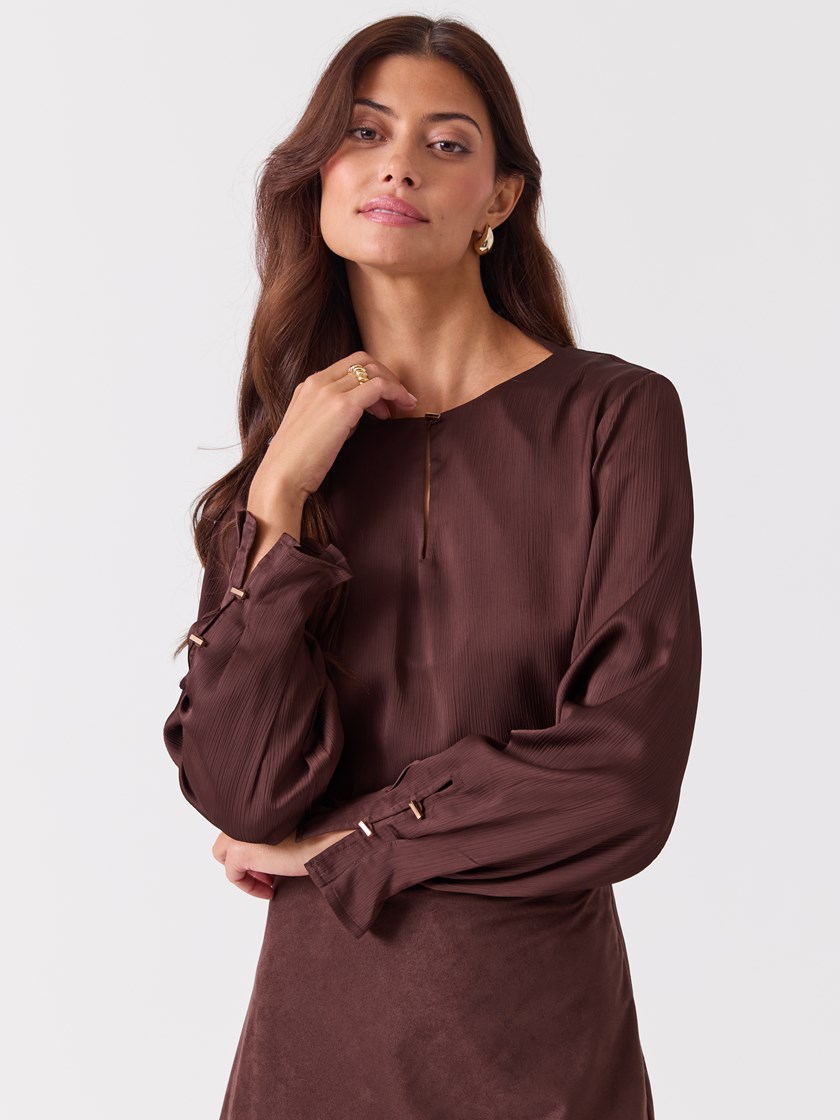 7253939 AIU 7253939_AIU-RICCO VERO-A26-Modell-Front_chn=vic_234_Millie Blouse AIU.jpg_Front||Front