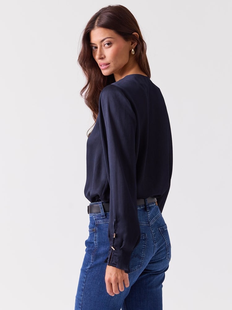Millie Blouse 7253939_EM1-RICCO VERO-A26-Modell-Front_chn=vic_4547_Millie Blouse EM1.jpg_Front