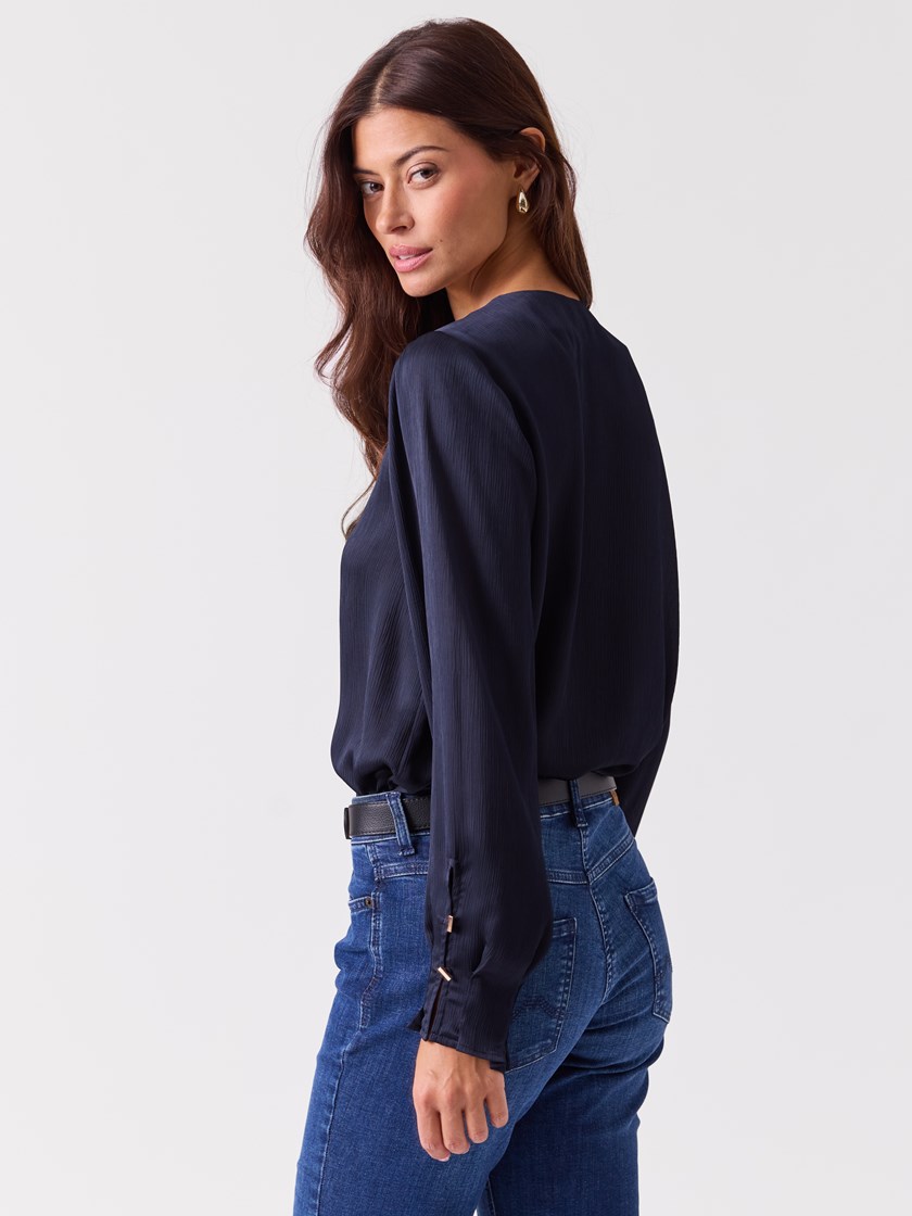 7253939 EM1 7253939_EM1-RICCO VERO-A26-Modell-Front_chn=vic_4547_Millie Blouse EM1.jpg_Front||Front