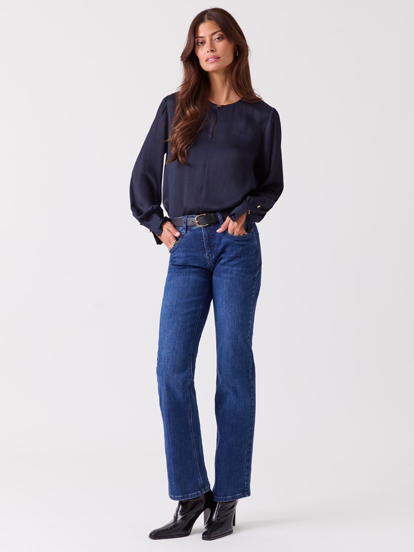7253939 EM1 7253939_EM1-RICCO VERO-A26-Modell-Front_chn=vic_6369_Millie Blouse EM1.jpg_Front||Front