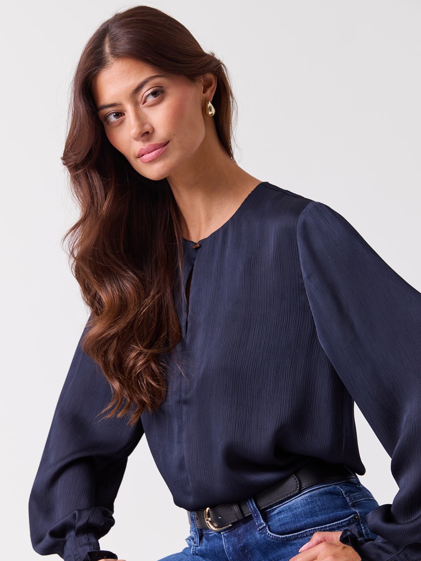 7253939 EM1 7253939_EM1-RICCO VERO-A26-Modell-Front_chn=vic_7108_Millie Blouse EM1.jpg_Front||Front