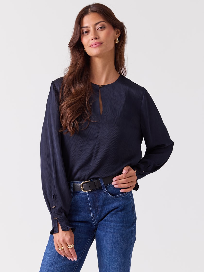 7253939 EM1 7253939_EM1-RICCO VERO-A26-Modell-Front_chn=vic_9193_Millie Blouse EM1.jpg_Front||Front