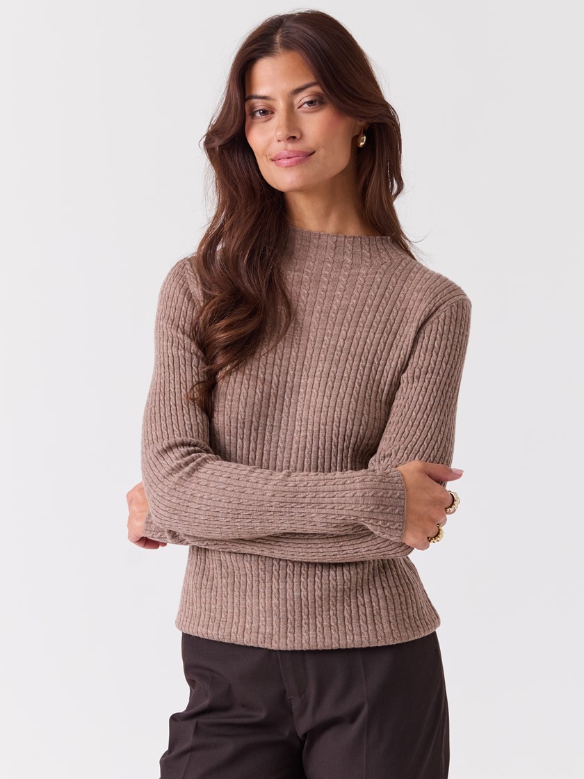 7253944 AIU 7253944_AIU-RICCO VERO-A26-Modell-Front_chn=vic_3924_Bree Turtle Neck AIU.jpg_Front