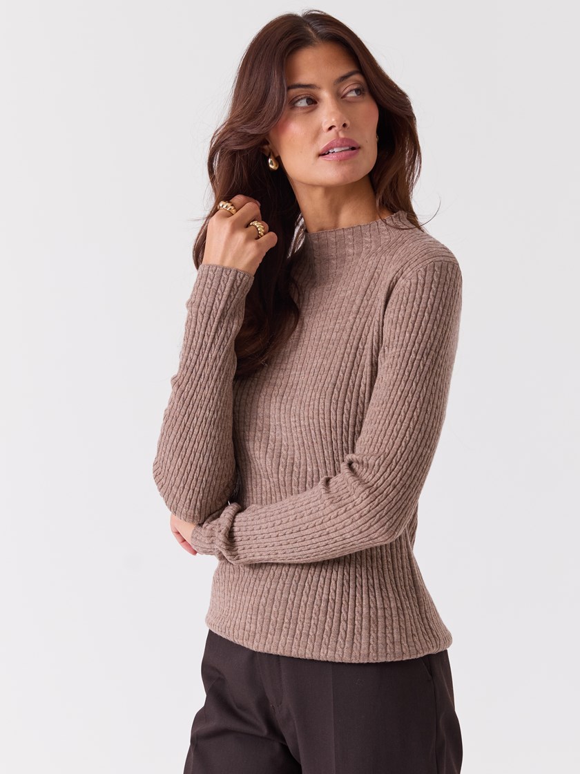 7253944 AIU 7253944_AIU-RICCO VERO-A26-Modell-Front_chn=vic_4454_Bree Turtle Neck AIU.jpg_Front