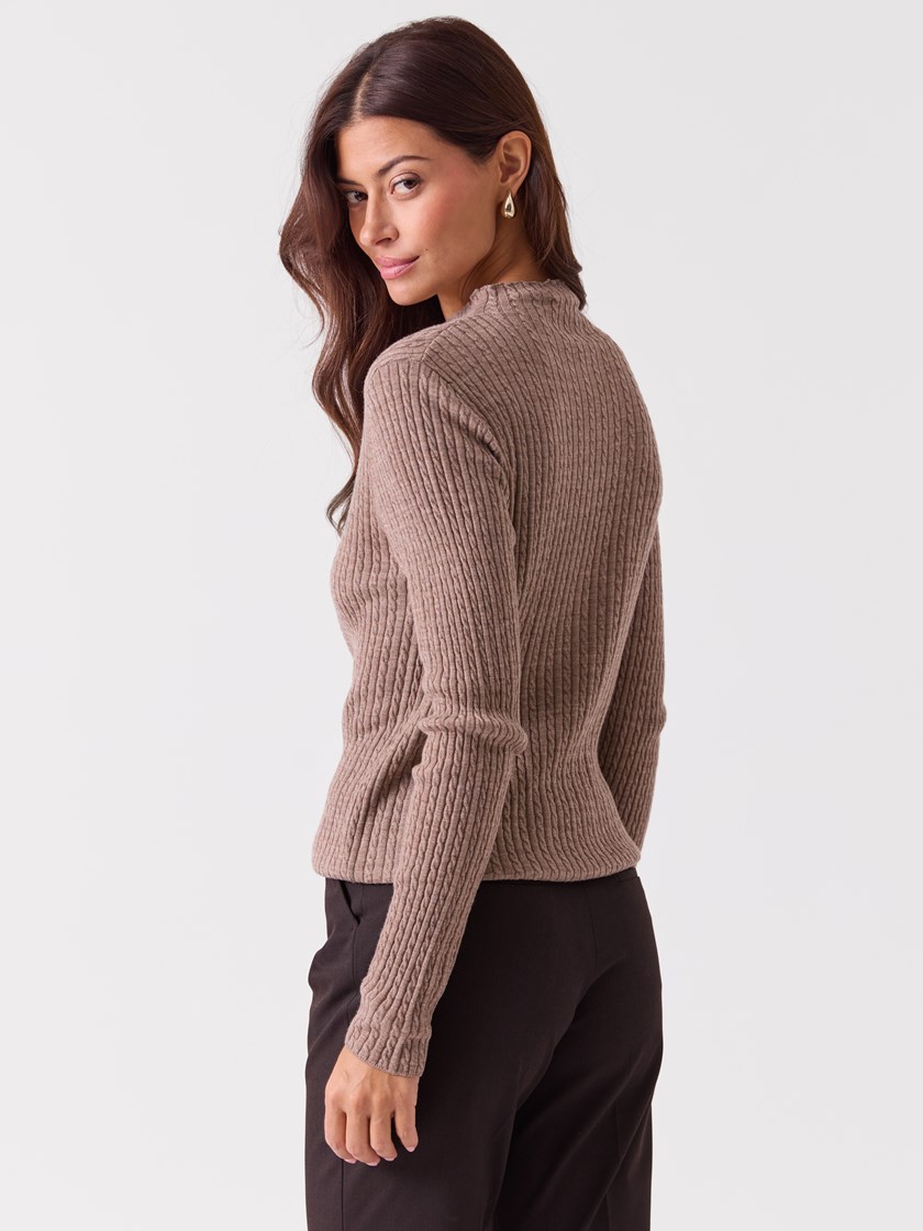 7253944 AIU 7253944_AIU-RICCO VERO-A26-Modell-Front_chn=vic_7188_Bree Turtle Neck AIU.jpg_Front