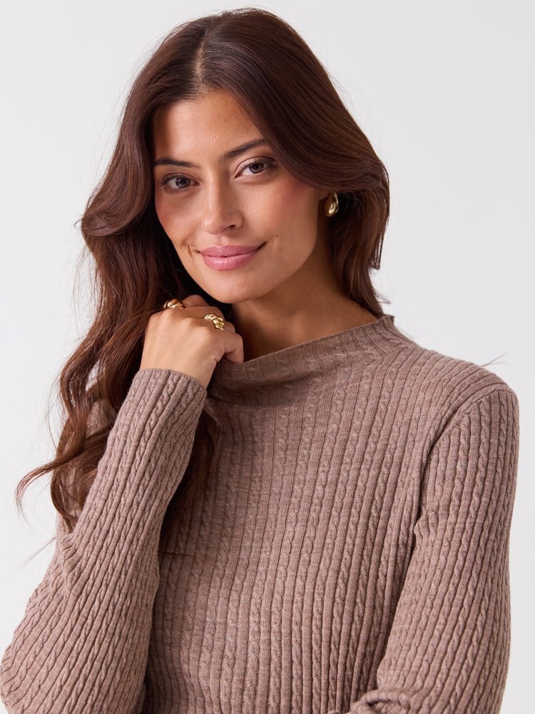 Bree Turtle Neck 7253944_AIU-RICCO VERO-A26-Modell-Front_chn=vic_8553_Bree Turtle Neck AIU.jpg_Front