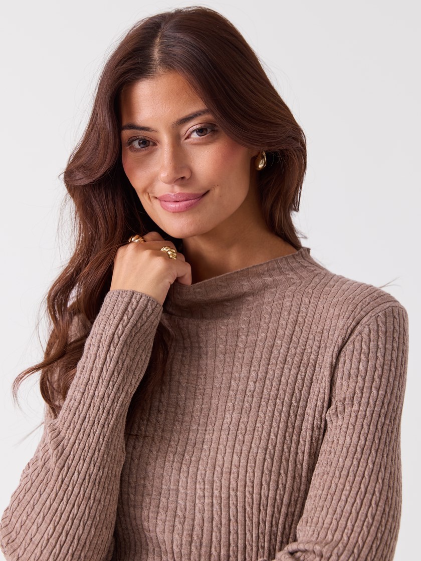 7253944 AIU 7253944_AIU-RICCO VERO-A26-Modell-Front_chn=vic_8553_Bree Turtle Neck AIU.jpg_Front