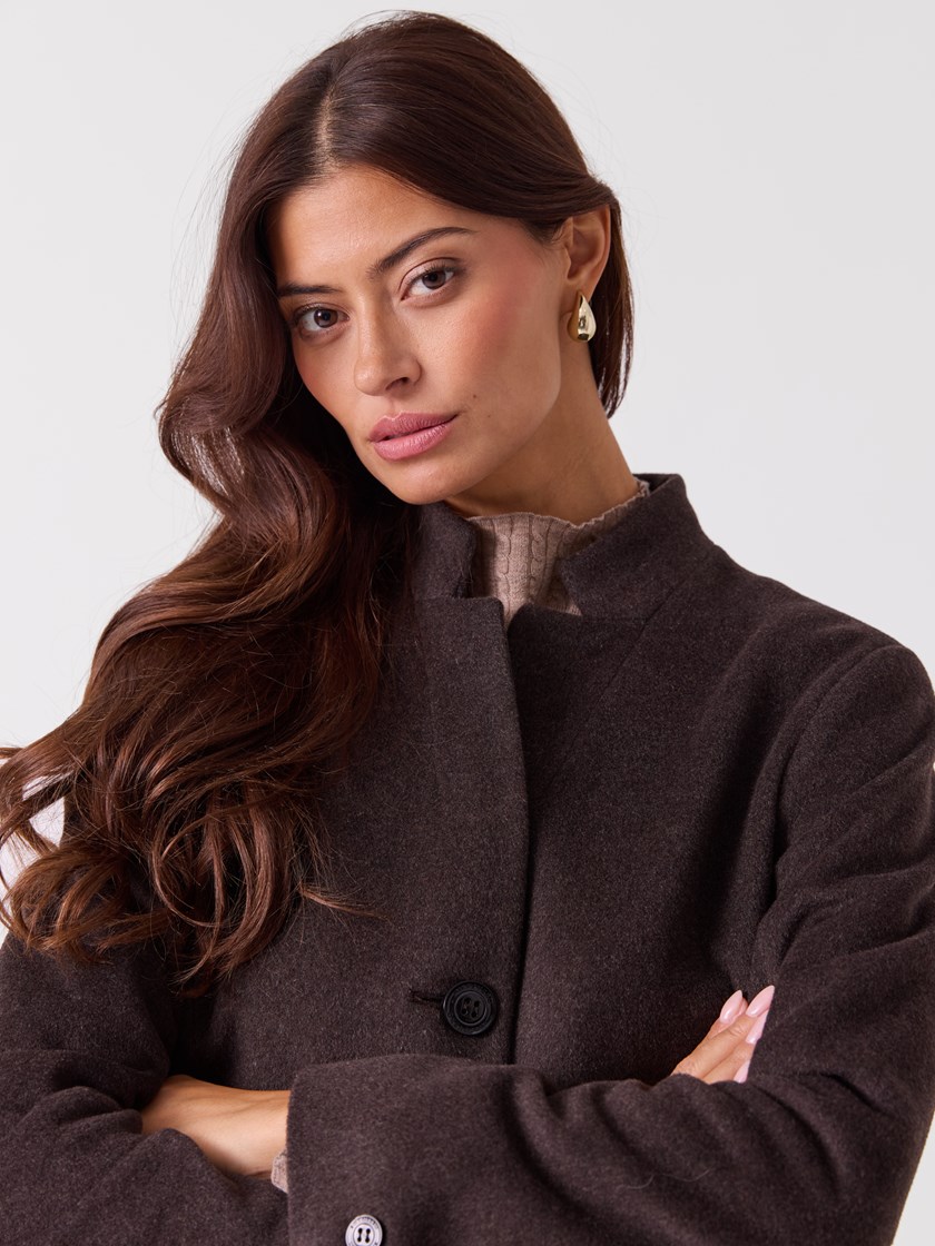 7253947 AIU 7253947_AIU-RICCO VERO-A26-Modell-Front_chn=vic_6083_Cashet Winter Coat AIU.jpg_Front||Front