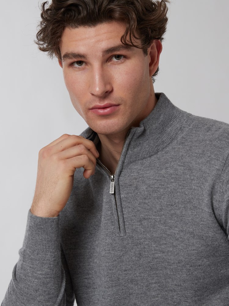 Ethan merino zipneck 7500103_IEB-JEANPAUL-A22-Modell-Front_9838_Ethan merino zipneck IEB.jpg_Front||Front