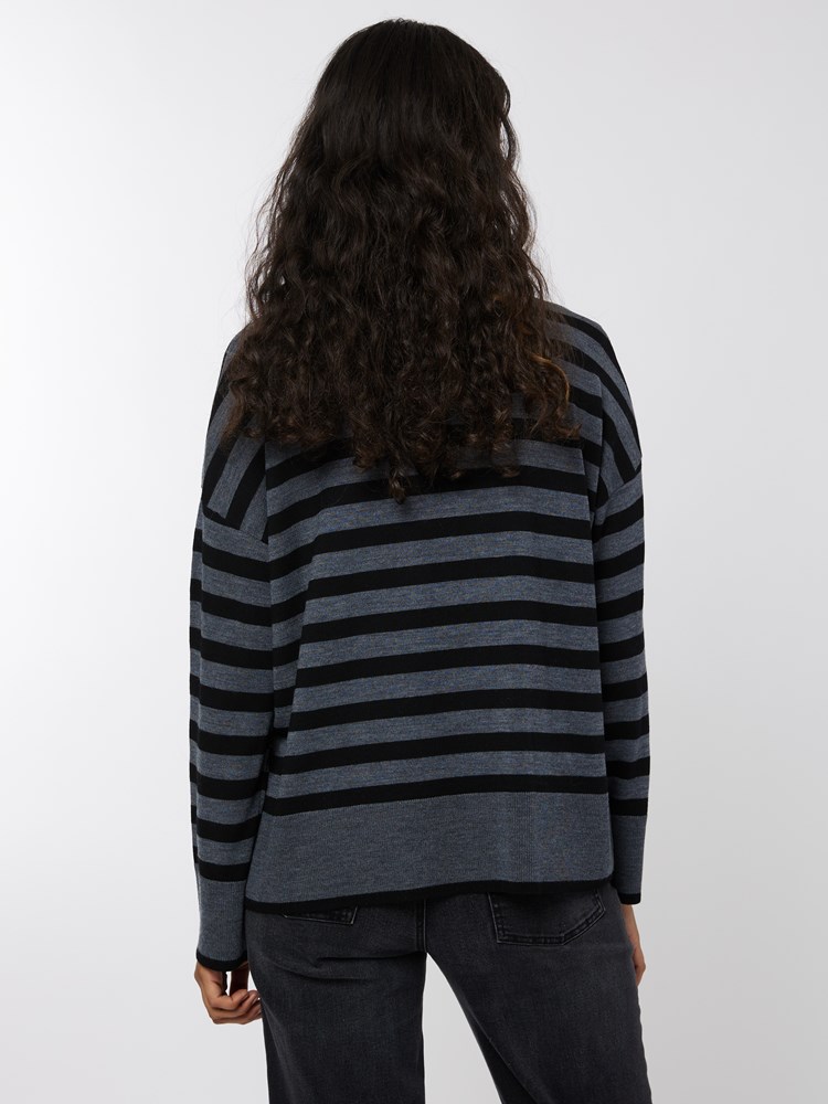 Micah stripet genser 7500220_IGG-BLU-A22-Modell-Back_chn=vic_393_Micah stripet genser IGG 7500220.jpg_Back||Back