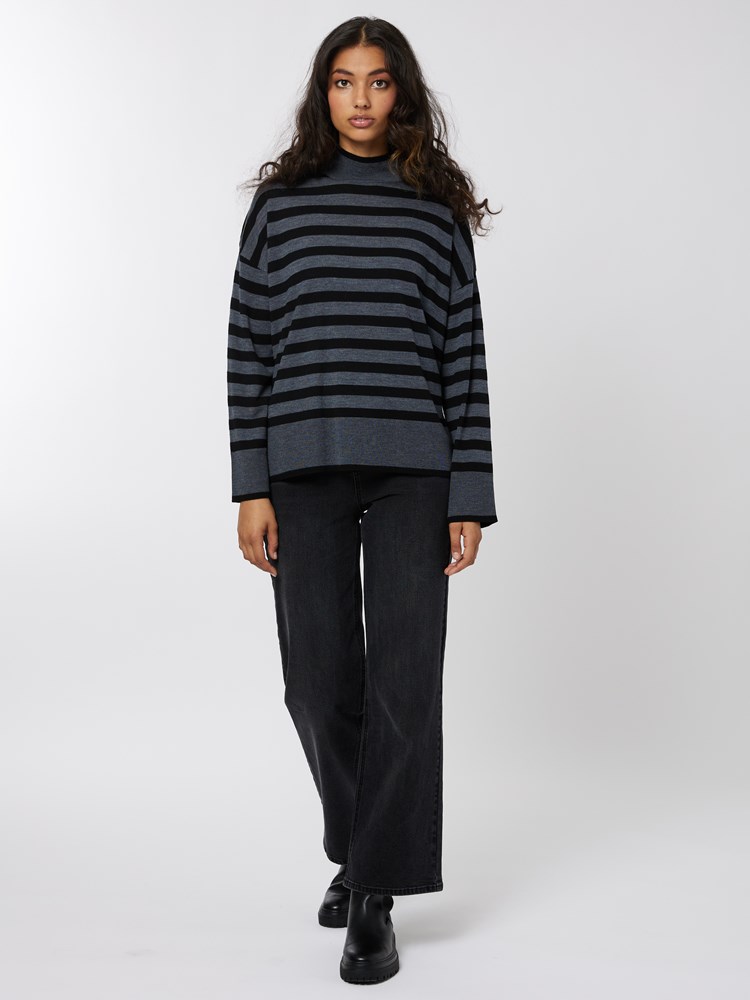 Micah stripet genser 7500220_IGG-BLU-A22-Modell-Front_chn=vic_4874_Micah stripet genser IGG 7500220.jpg_Front||Front