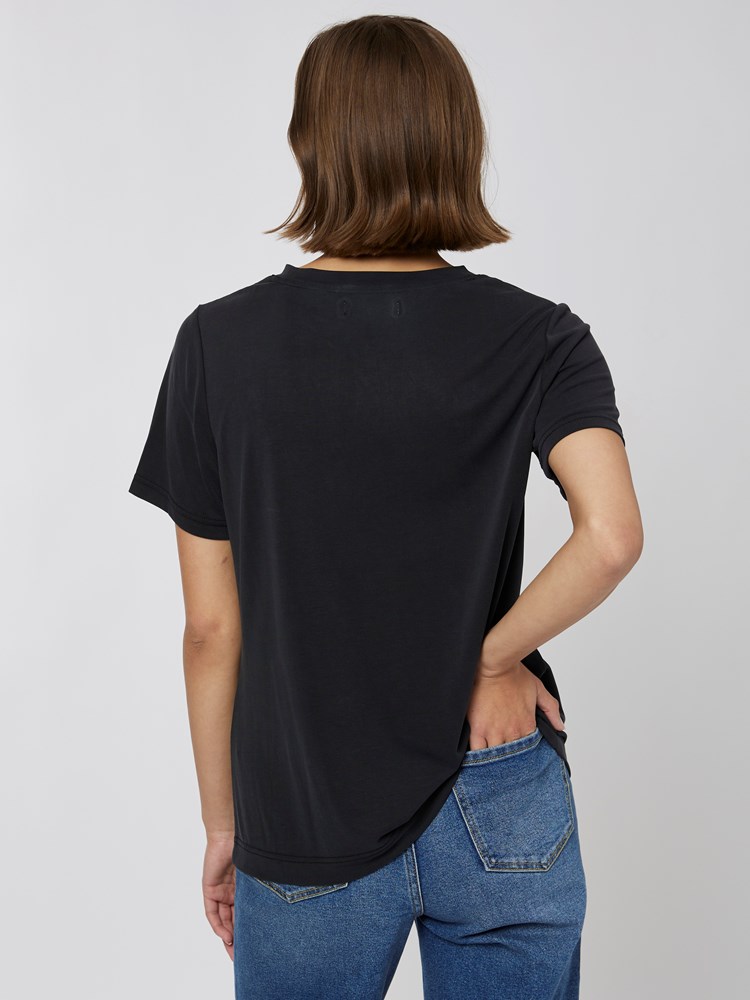 Lisa t-skjorte 7500457_CAB-DONNA-A22-Modell-Back_chn=vic_7806_Lisa t-skjorte CAB_Lisa t-skjorte CAB 7500457.jpg_Back||Back