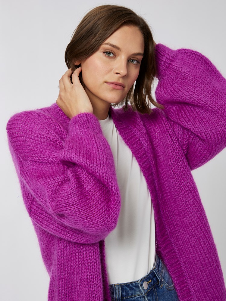 Embla cardigan 7500472_MUG-DONNA-A22-Modell-Front_chn=vic_8298_Embla cardigan MUG_Embla cardigan MUG 7500472.jpg_Front||Front