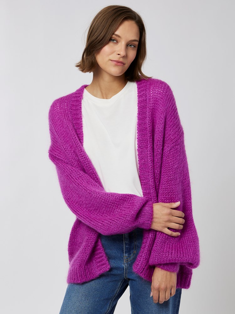 Embla cardigan 7500472_MUG-DONNA-A22-Modell-Front_chn=vic_8915_Embla cardigan MUG_Embla cardigan MUG 7500472.jpg_Front||Front