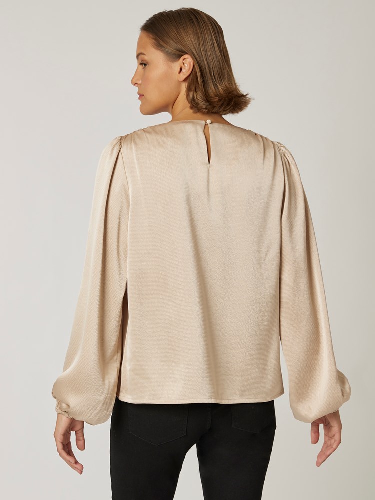 Averie bluse 7500628_A9I-DONNA-W22-Modell-Back_chn=vic_2228_Averie bluse A9I_Averie bluse A9I 7500628.jpg_Back||Back