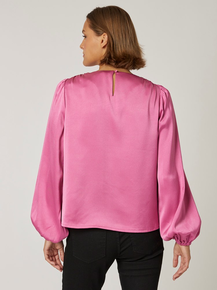 Averie bluse 7500628_MUB-DONNA-W22-Modell-Back_chn=vic_1239_Averie bluse MUB_Averie bluse MUB 7500628.jpg_Back||Back
