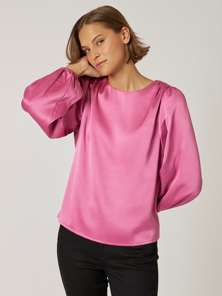 Averie bluse 7500628_MUB-DONNA-W22-Modell-Front_chn=vic_5342_Averie bluse MUB_Averie bluse MUB 7500628.jpg_Front||Front