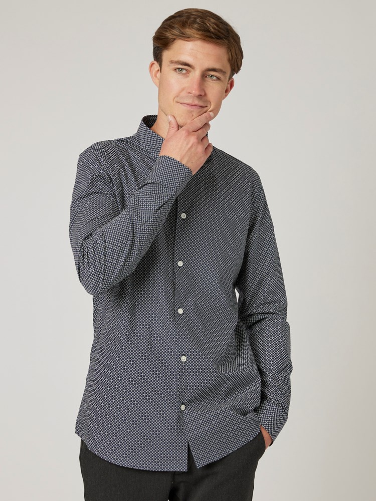 Colin skjorte 7500778_C29-MRCAPUCHIN-W22-Modell-Front_chn=vic_6587_Colin skjorte C29.jpg_Front||Front