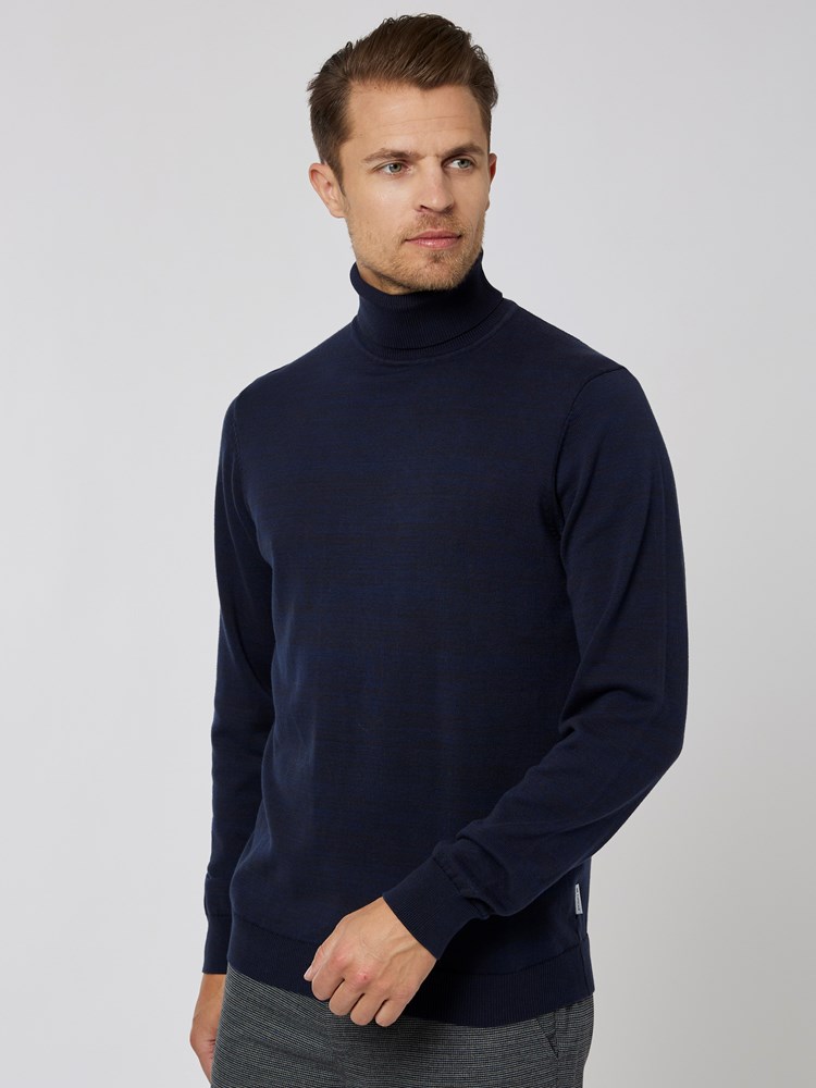 Douglas strikkegenser 7501058_C27-MRCAPUCHIN-A22-Modell-Front_chn=vic_3630_Douglas strikkegenser C27.jpg_Front||Front
