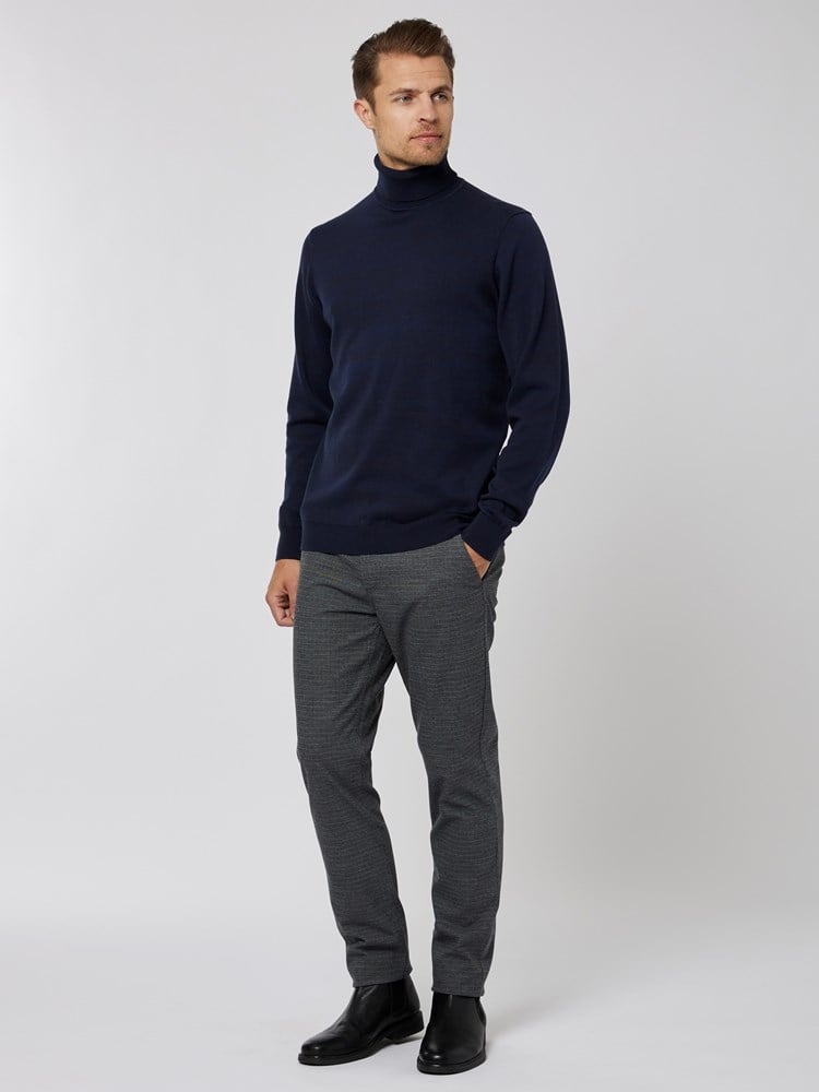 Douglas strikkegenser 7501058_C27-MRCAPUCHIN-A22-Modell-Front_chn=vic_8988_Douglas strikkegenser C27.jpg_Front||Front