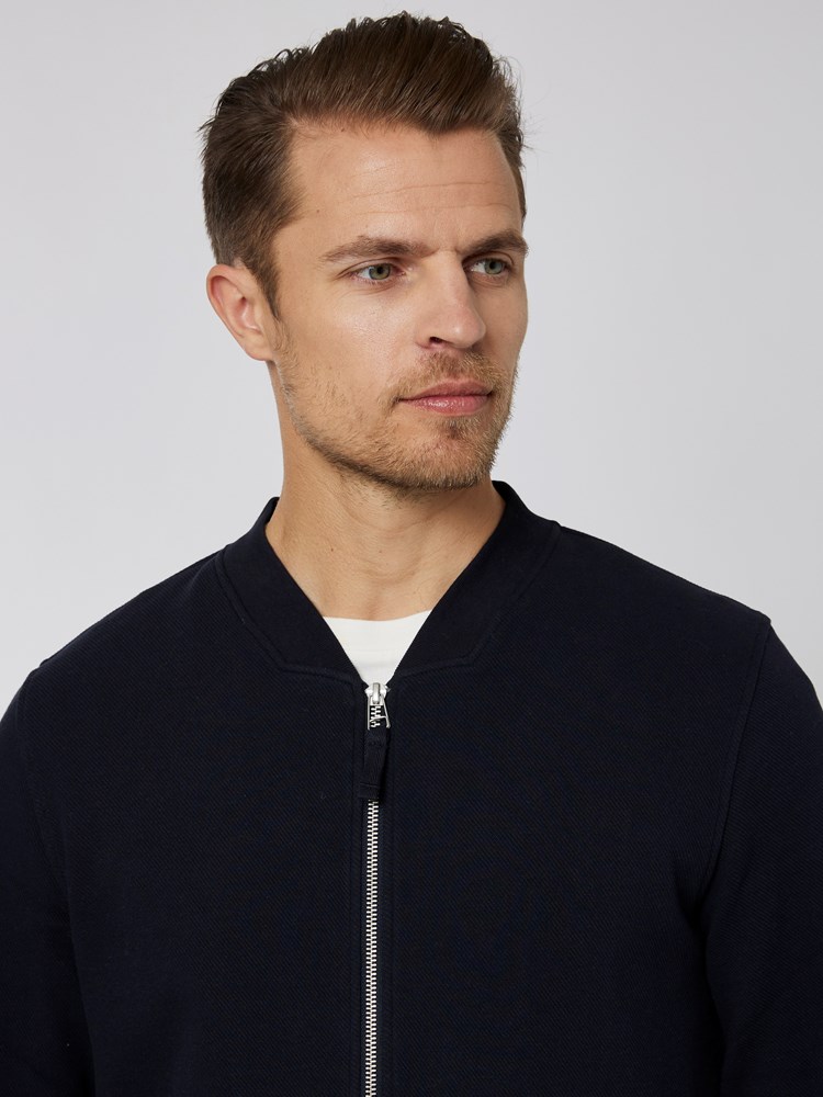 Giovanni zip jakke 7501126_C27-MRCAPUCHIN-A22-Modell-Front_chn=vic_9515_Giovanni zip jakke C27.jpg_Front||Front