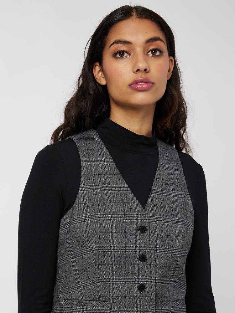 Mckenna vest 7501168_I7C-BLU-A22-Modell-Front_chn=vic_7763_Mckenna vest I7C 7501168.jpg_Front||Front