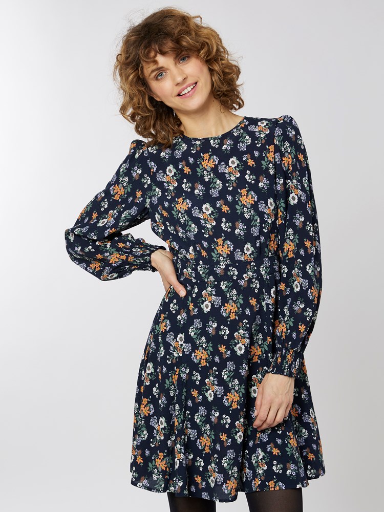 Cosette kjole 7501177_EM6-MELL-A22-Modell-Front_chn=vic_1967_Cosette kjole EM6 7501177.jpg_Front||Front