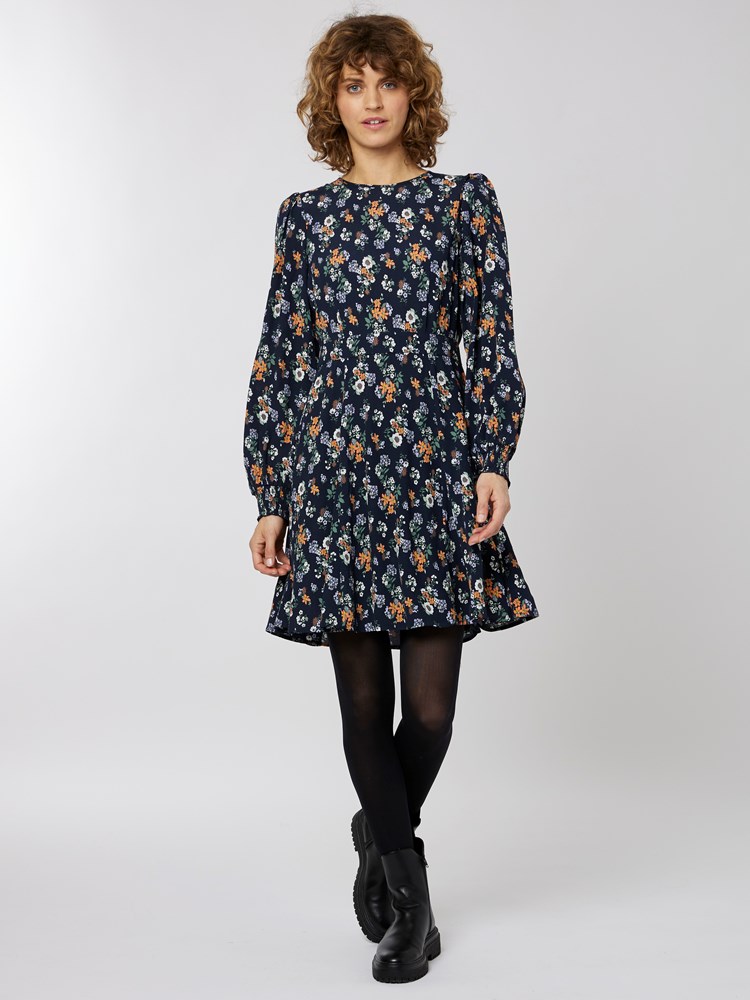 Cosette kjole 7501177_EM6-MELL-A22-Modell-Front_chn=vic_581_Cosette kjole EM6 7501177.jpg_Front||Front