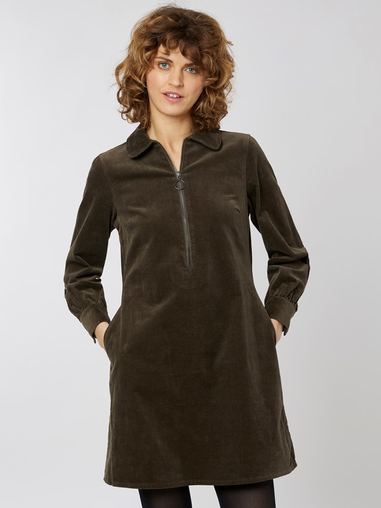 Hannah kjole 7501189_GOZ-MELL-A22-Modell-Front_chn=vic_1724_Hannah kjole GOZ_Hannah kjole GOZ 7501189.jpg_Front||Front
