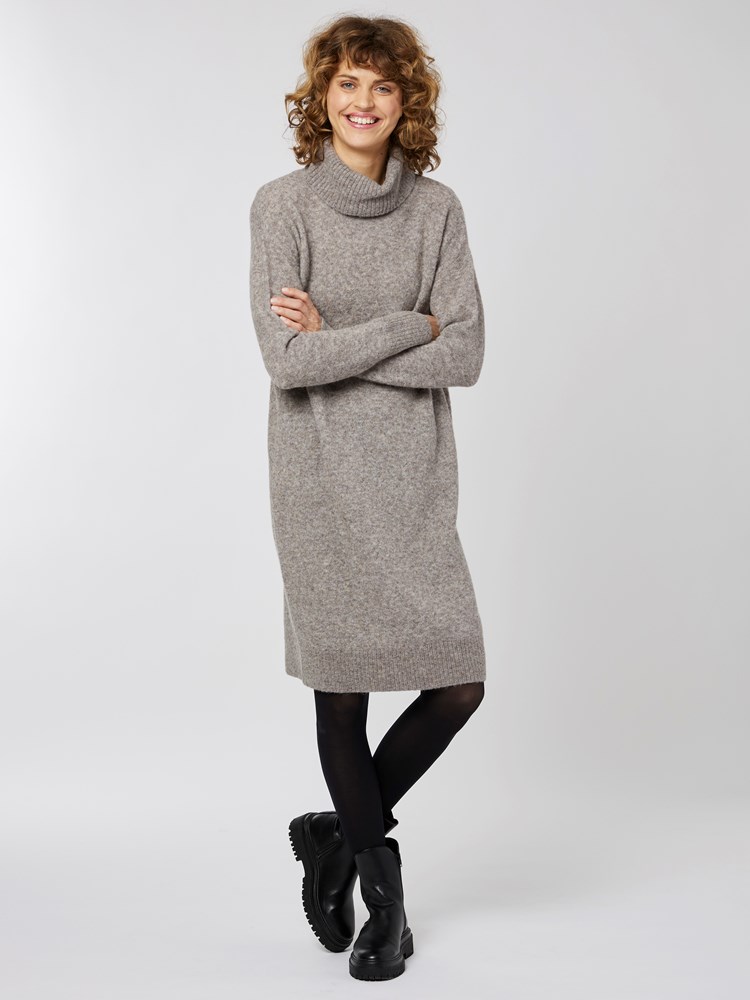 Norah strikkekjole 7501190_AQG-MELL-A22-Modell-Front_chn=vic_9058_Norah strikkekjole AQG 7501190.jpg_Front||Front
